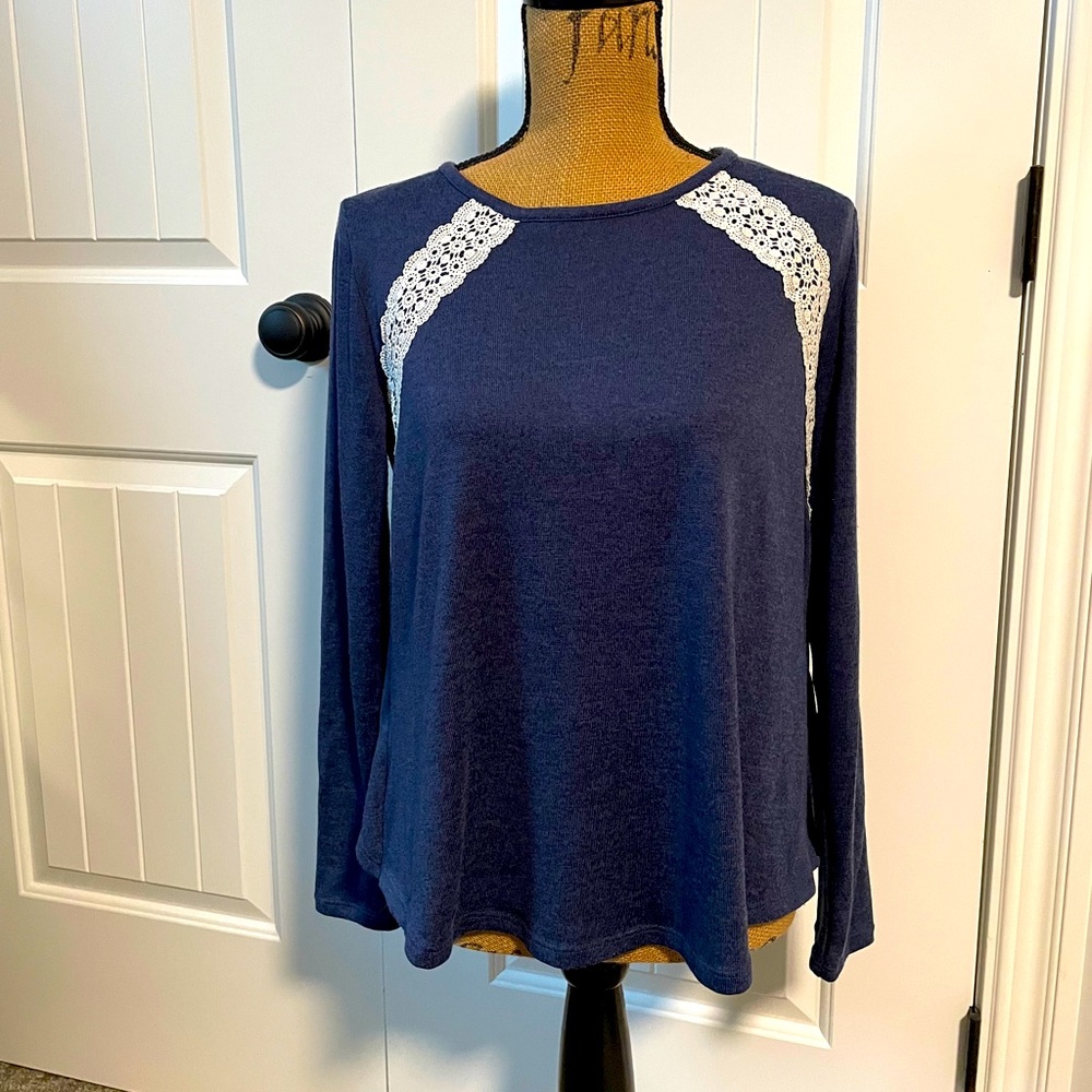 Long sleeve light weight top